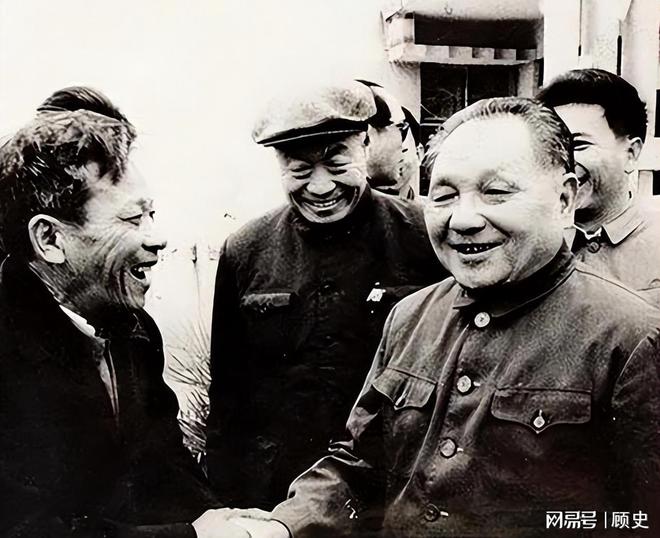 来看望压低声音说：提防那俩戴眼镜的龙八国际娱乐网站73年复出萧劲光前(图7)