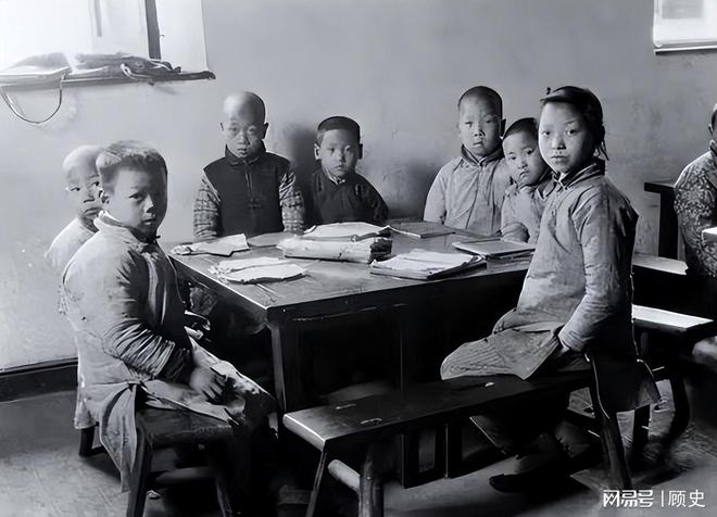 来看望压低声音说：提防那俩戴眼镜的龙八国际娱乐网站73年复出萧劲光前(图5)
