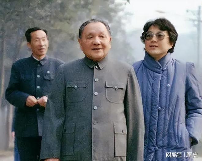 来看望压低声音说：提防那俩戴眼镜的龙八国际娱乐网站73年复出萧劲光前(图9)