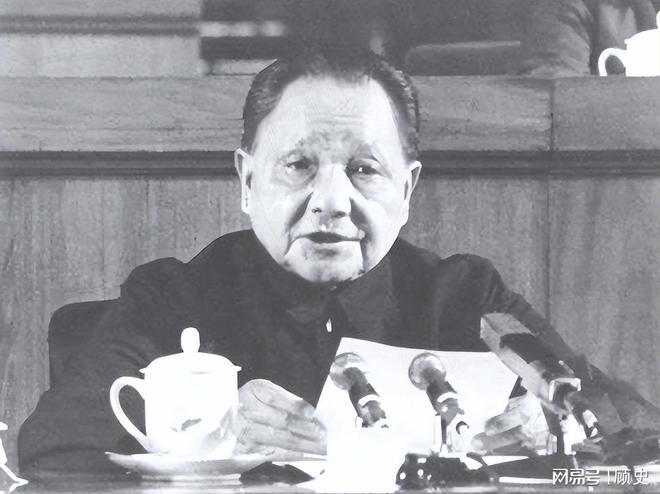 来看望压低声音说：提防那俩戴眼镜的龙八国际娱乐网站73年复出萧劲光前(图8)