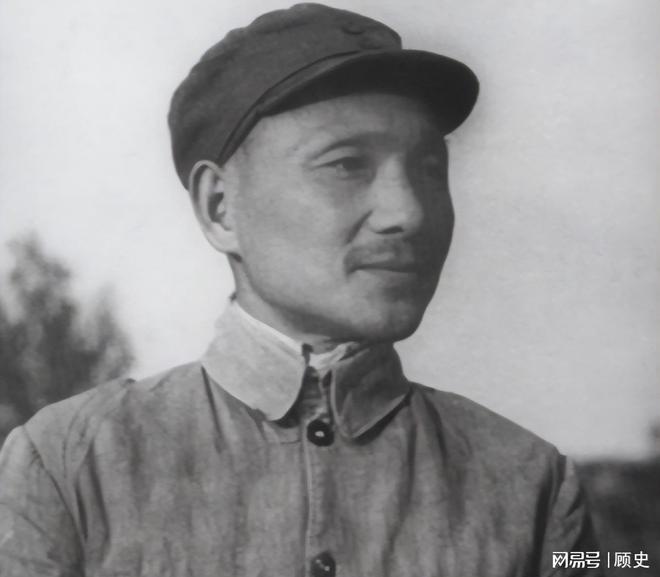 来看望压低声音说：提防那俩戴眼镜的龙八国际娱乐网站73年复出萧劲光前(图10)