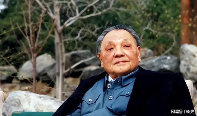 来看望压低声音说：提防那俩戴眼镜的龙八国际娱乐网站73年复出萧劲光前(图11)