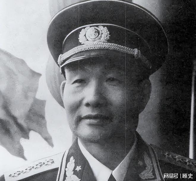 来看望压低声音说：提防那俩戴眼镜的龙八国际娱乐网站73年复出萧劲光前(图12)