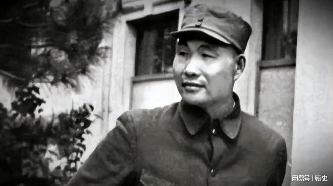 来看望压低声音说：提防那俩戴眼镜的龙八国际娱乐网站73年复出萧劲光前(图13)